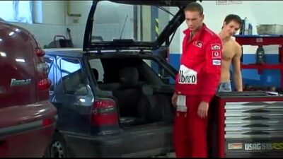 Chồng Đi Sửa Xe Bú Cặc Anh Thợ Máy Để Được Miễn Phí