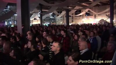 Show Địt Nhau Lesbian Trước Mặt Đám Đông